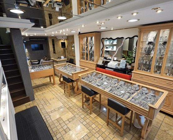 johnlyras-jewelry-store-interior-display Interior view of johnlyras.gr jewelry store with jewellery on display and mirrored ceiling